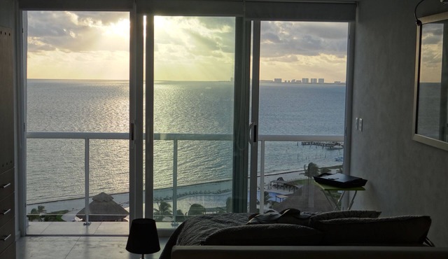 Charming loft apartment with breathtaking penthouse ocean view🏝🏖