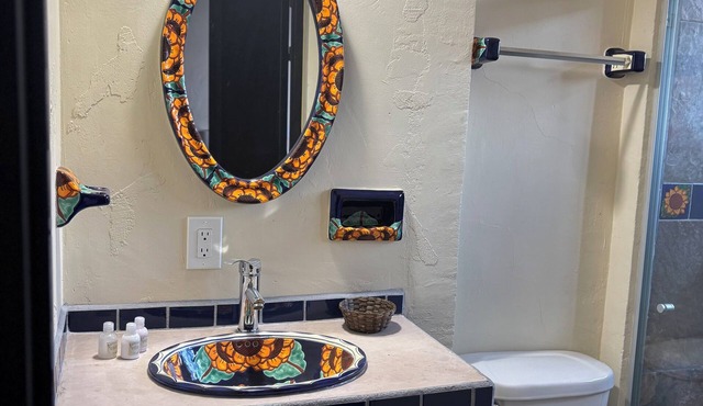 Charming lodge with AC and WiFi in soothing San Pedro Tlaquepaque.
