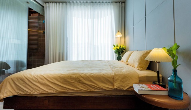 Charming Private Room with Balcony – Local Homestay with Host Family, Cozy Stay