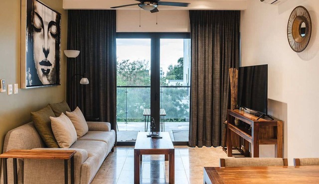 Chic Condo Steps to Beach w Rooftop Pool and Parking