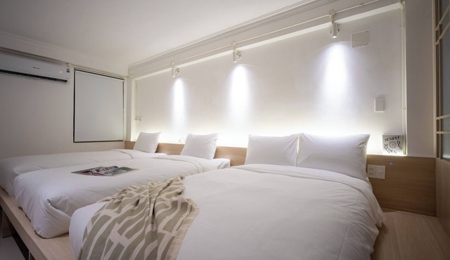 Chic studio for Groups up to 4 people with AC and WiFi in enchanting Hồ Chí Minh