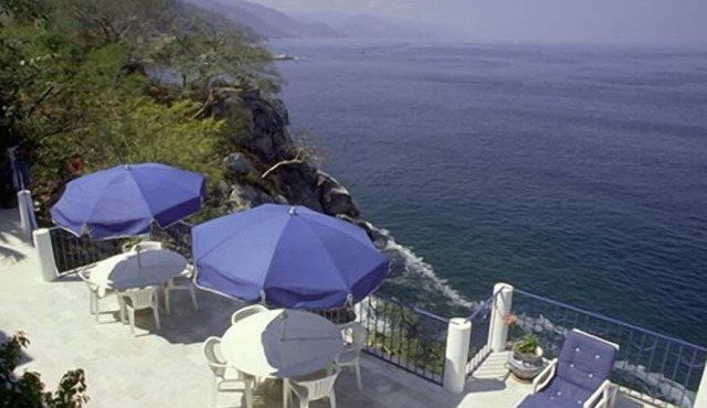 CLIFFSIDE VILLA w/private pool 3/suite bedrooms Amazing ocean views. Staff.