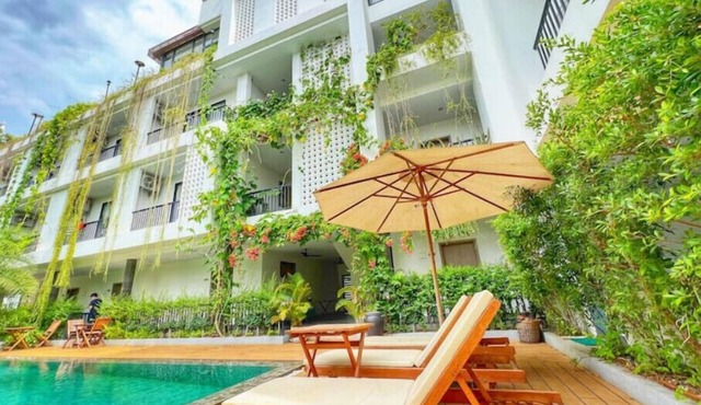 Comfort Room in quiete cozy pool area 5 min from city center!