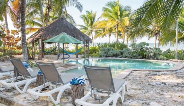 Comfortable beds & a hot meal await you. Beach front. LasTunas - Telchac Pto. in Telchac Puerto