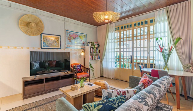 Cozy 1990s Khmer Style Flat in Heart of Tonle Bassac