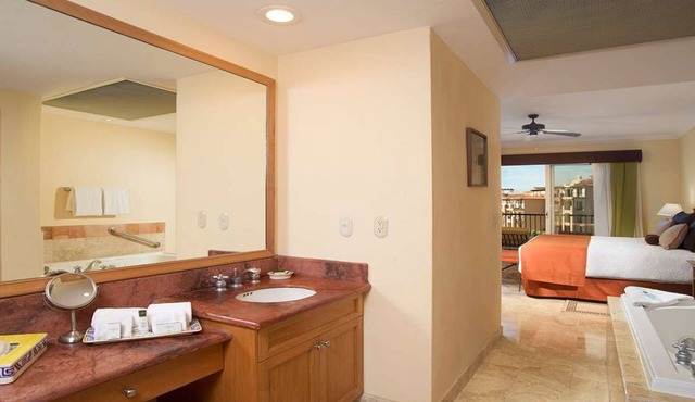 Cozy 2-bedroom condo in charming Bucerías with AC and fitness room