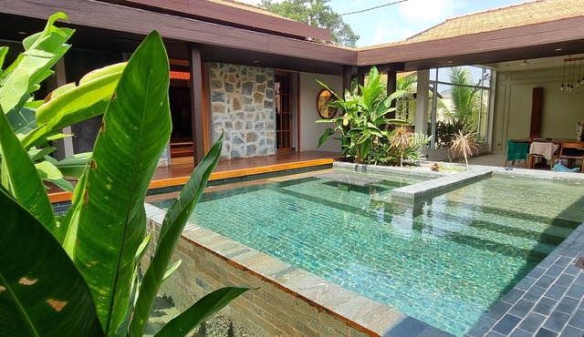 Cozy 5 bedrooms pool Villa in Kampot