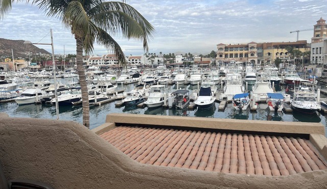 Cozy apartment on the marina with pool, kitchen, WiFi and AC in Cabo San Lucas