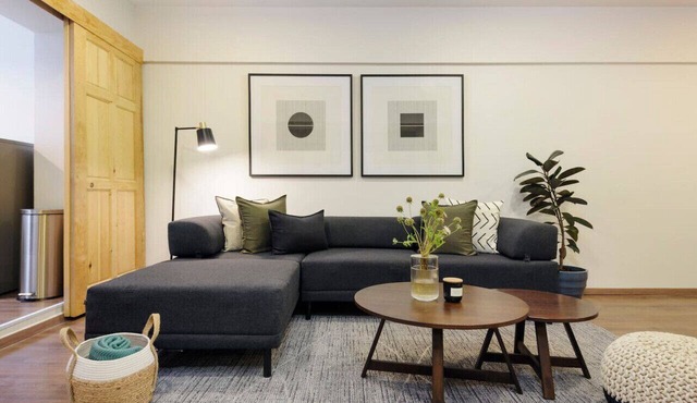 Cozy Apt. hidden inside an Antiques plaza @Juarez