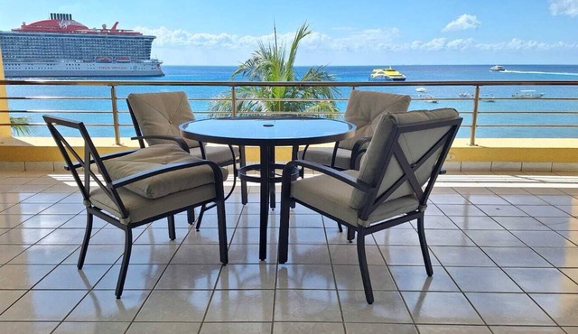 Cozy oceanfront condominium-2 bed in main street, 1 block away from ferry.