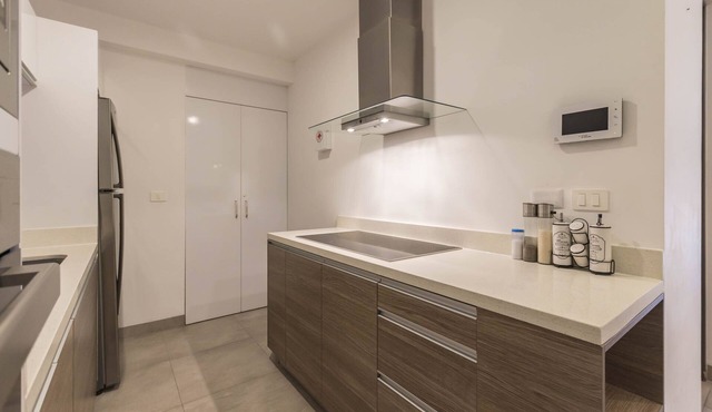 Cozy one bedroom on downtown district-5 minutes walk to the beach-