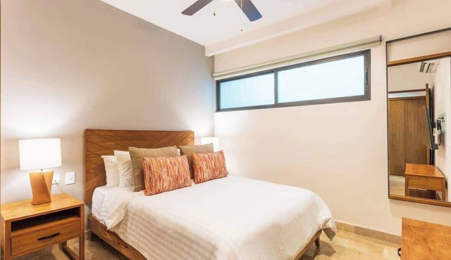 Cozy Private Room, Walk to Beach and 5th Ave