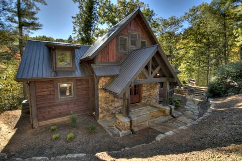 Creekside Bend - Blue Ridge, GA - Enjoy Peaceful Creek Views, Soak in the Hot Tub, Gather Around the Outdoor Fireplace, and Cozy in Blue Ridge