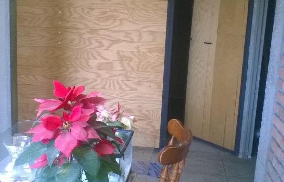 Cuarto Amueblado con Baño Privado y áreas comunes.