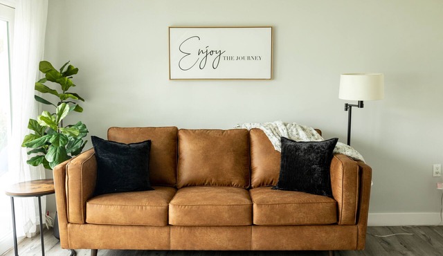 Cute, Clean, & Cozy private guest house near LAX in Compton