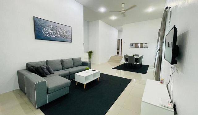 D Azlin Homestay