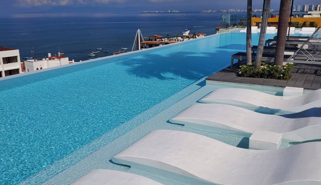 D'Terrace Luxury Residences, 3 BR Penthouse Suite, Infinity Pool, Panoramic View