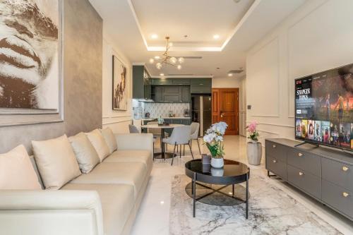 De Lux Madison Best Central 2 Bedrooms 2 Baths, Pool Gym