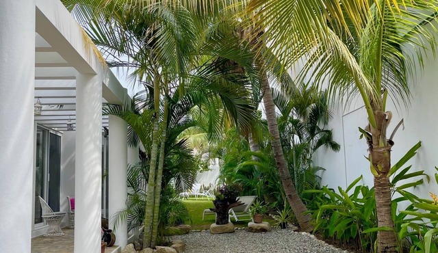 Delightful house with stunning swimming pool!