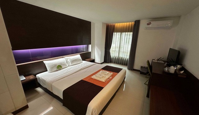 Deluxe City Stay | Near Airport Link & Transport