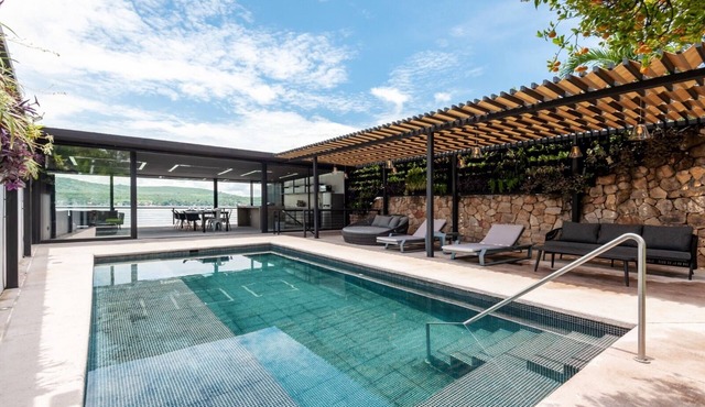 Direct lakefront total home in Teques, spa, gym, karaoke, games room, staff in Tequesquitengo