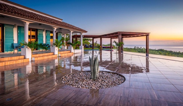 DISCOUNTS! Walk 2 BEACH. THEATER 5 Bedrooms/7 Bath. Heated Pool-Jacuzzi