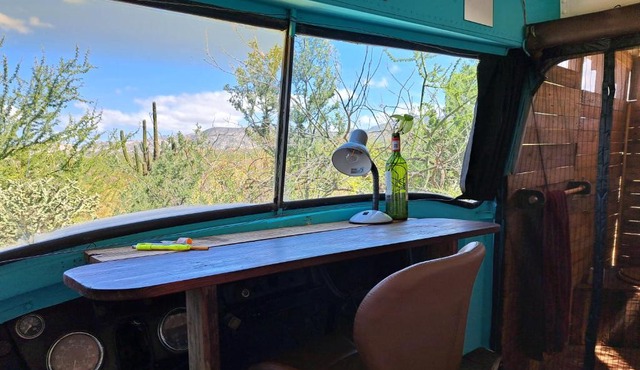 EcoBus rodeado de naturaleza y con vista a las montañas