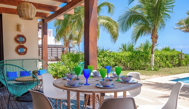 Elegant ground level beachfront condo with pool access, AC and WiFi!