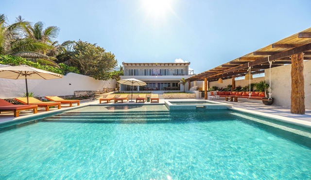 Epic Oceanfront 6BR Villa with Infinity Pool + Hot Tub