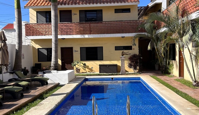 Excellent location, pool, quiet,1 block to supermarket, 2 blocks to the ocean.