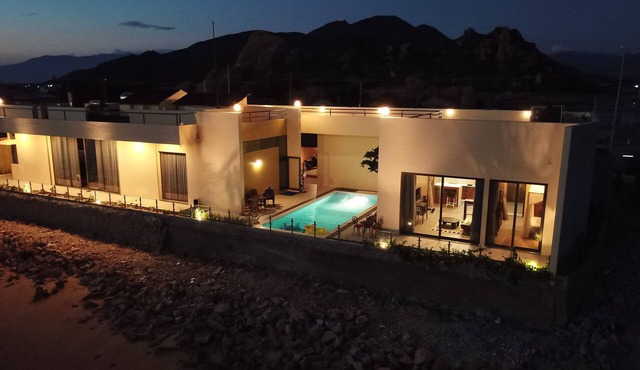 Exclusive Oceanfront Bungalow with infinity swimming pool