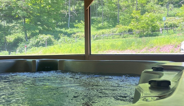 Experience Seneca Rocks in a cozy 4-bedroom cabin HOT TUB, POOL TABLE, FOOSBALL. in Seneca Rocks