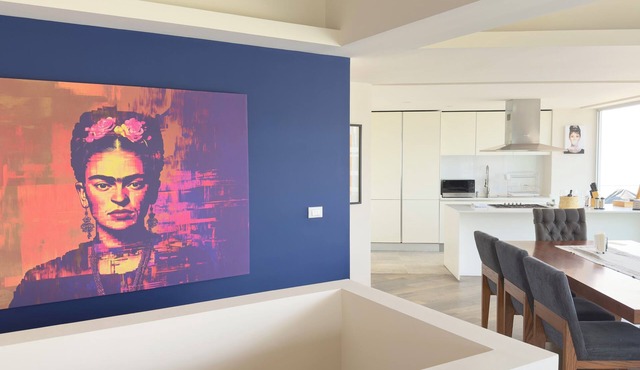 Fabulous 3-bdr 3 full bathrooms, great view, one block from WTC & Pepsi center