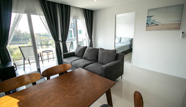 Family 3 bdrm Sunset view, Balcony, Near the beach, Wi-Fi, Pools, Gym & Kitchen