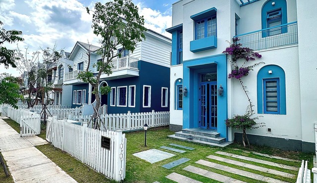 Family Comfort in Style – 4 Bedroom Santorini Villa Made for Togetherness
