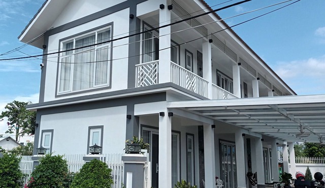 Family guest house - best, quiet and safe location with view Bokor Mountain.