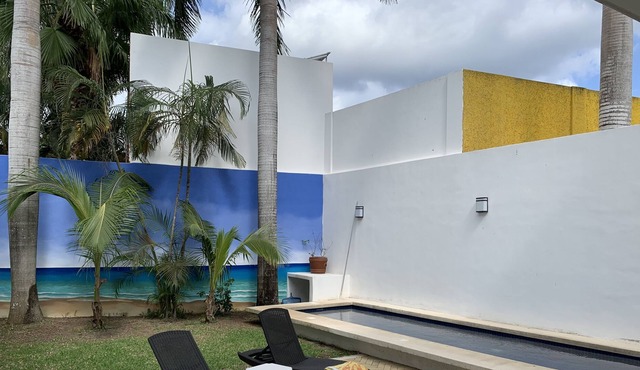 Family-sized private home walking distance to airport! 2 min (car) to the ocean.