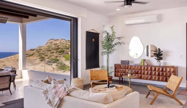 Front-Row Ocean Views Luxury Condo, Cerritos