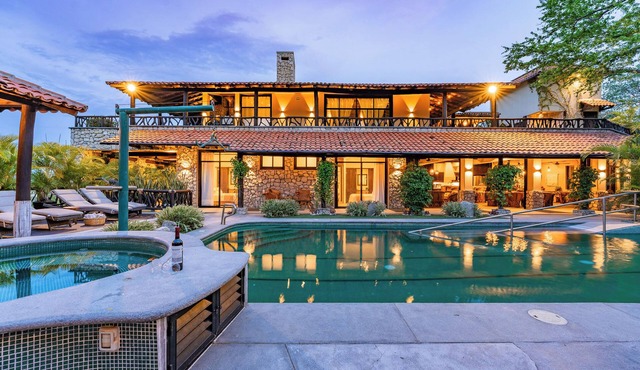 Fully Accessible Luxury Villa - Steps to the Beach