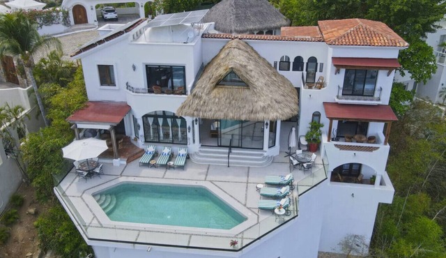 Fully staffed villa cook included in Manzanillo