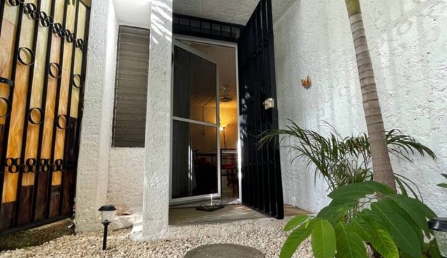 Fun & relax suite beside a park, 10 min to beaches