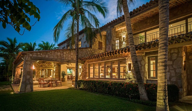 Gorgeous 8 BR Beachfront Koll Estate w/Private Pool, A/C, WiFi, BBQ + More!