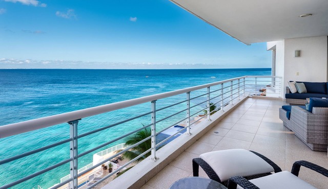 Gorgeous Condo, Amazing Oceanfront views , Great Snorkeling out-front!