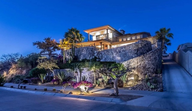 Gorgeous Villa with Golf and Beach Club Access