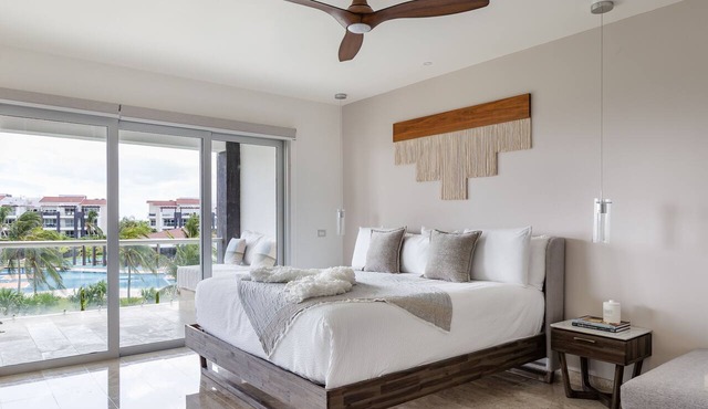 Great Ocean View Steps from the Beach sleeps 6