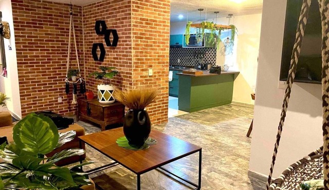 GROUND FLOOR, ENORMOUS WITH GARDEN AND PARKING FOR 11 PAX. EXPO AREA