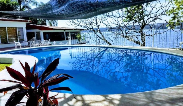 Habitación independiente a pie del lago con AC in Tequesquitengo