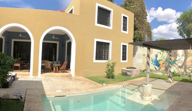 ★Hacienda Style★ Friends & Family oriented ♥Pool♥ BBQ, Netflix, Free Parking, AC