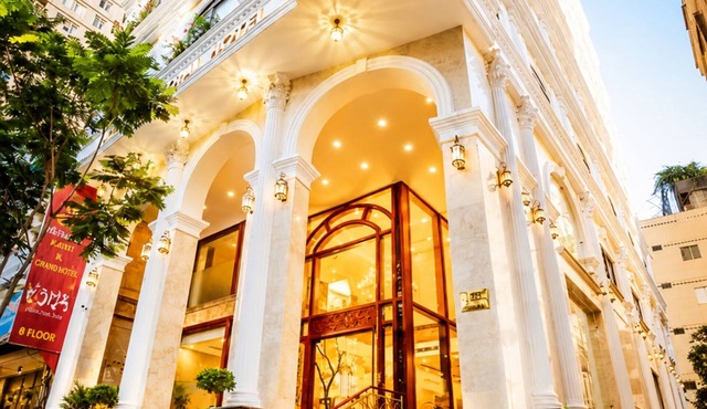 Happy Life Grand Hotel & Sky Bar