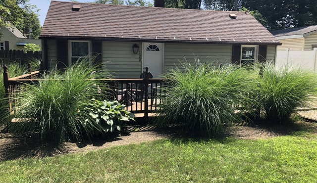 “Harrah’s Hideaway” Lake Shore Park 2brm Cottage. Public Boat Ramp & Beach in Ashtabula